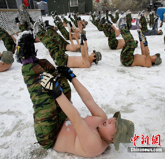 組圖：韓國中小學生赤膊在雪地中軍訓