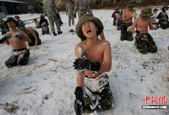 組圖：韓國中小學生赤膊在雪地中軍訓