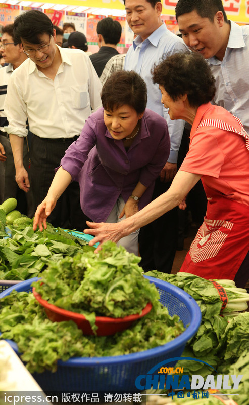 樸槿惠走進菜場詢問最新菜價 關(guān)心民眾生活（組圖）