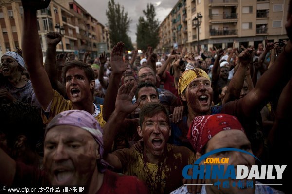 西班牙民眾慶祝卡斯卡摩拉斯節 黑油脂臭雞蛋不亦樂乎