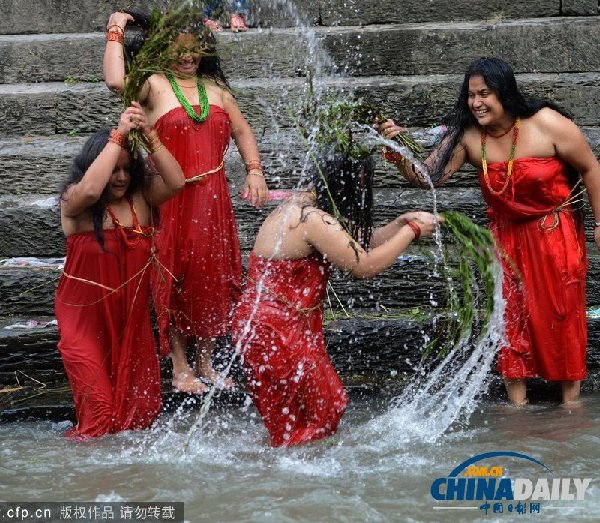 尼泊爾女性禁食沐浴慶祝提吉節