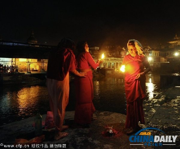 尼泊爾女性禁食沐浴慶祝提吉節