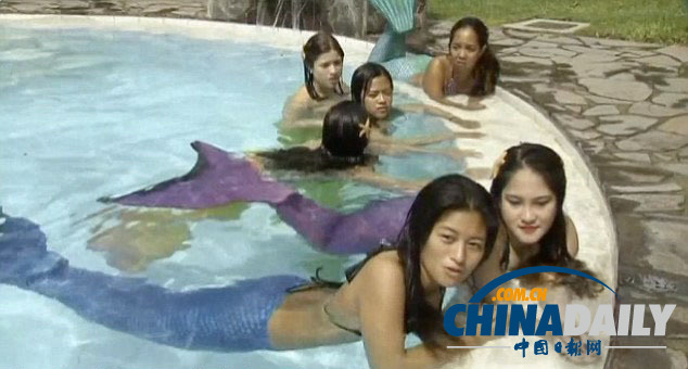 菲“美人魚”學校教授帶尾游泳