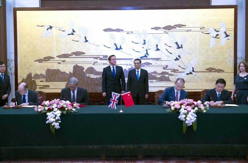 李克強(qiáng)與卡梅倫共同見(jiàn)證中英合作文件簽署