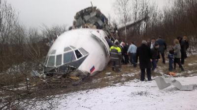 俄客機發(fā)動機全失靈 迫降時沖出跑道2死83傷