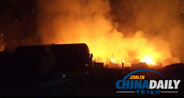 俄羅斯油罐列車(chē)脫軌引發(fā)大火 20余人受傷數(shù)千人疏散