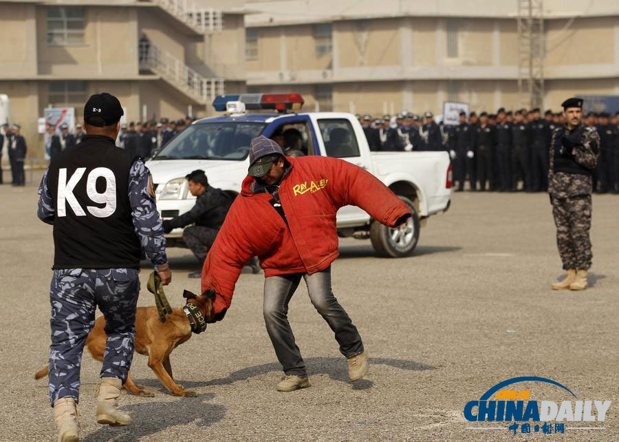 伊拉克舉行警察日慶典游行 或?yàn)榇驌?#8220;基地”氣焰