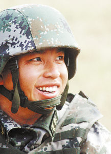 何祥美演繹士兵傳奇 從"慢槍手"到"快槍王"