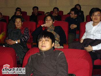 張楊與網(wǎng)友同觀《落葉歸根》 不同年齡不同共鳴