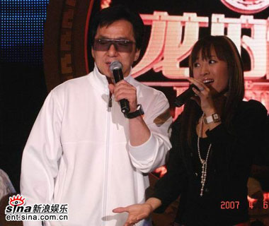 成龍正式攜SARA亮相 同唱《龍的夢(mèng)想》(組圖)