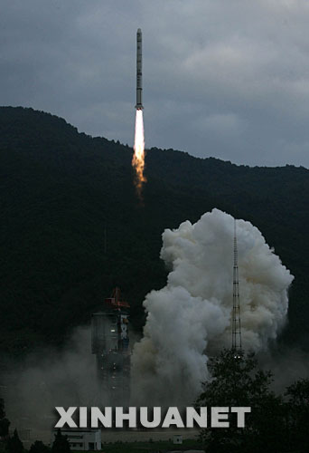 10月24日18時(shí)05分,搭載著我國首顆探月衛(wèi)星嫦娥一號(hào)的長征三號(hào)甲運(yùn)載火箭在西昌衛(wèi)星發(fā)射中心三號(hào)塔架點(diǎn)火發(fā)射。