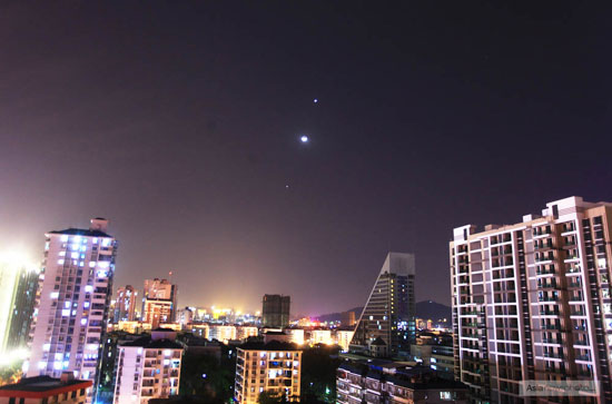 福州:夜空上演“雙星抱月”