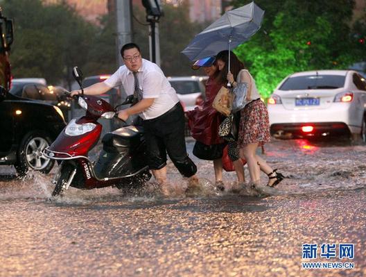 河南洛陽“白領哥”雨中助人走紅網絡
