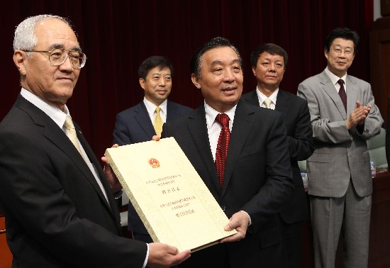 國新辦主任王晨為日本創(chuàng)價大學(xué)中國圖書館揭牌