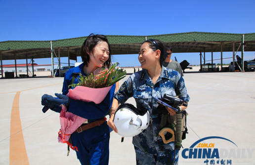 空軍女飛行員順利完成殲-10戰機首次單飛