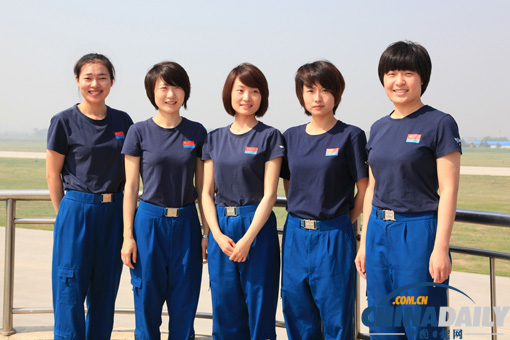 空軍女飛行員順利完成殲-10戰(zhàn)機(jī)首次單飛