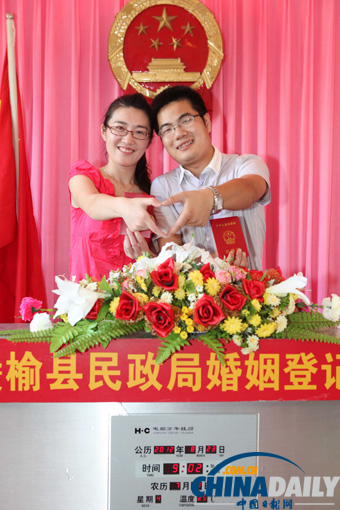 浪漫七夕 新人扎堆領結婚證拍婚紗照