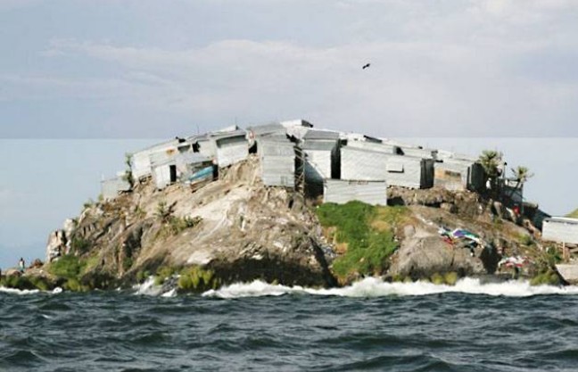 “釣魚”引發(fā)非洲小島之爭 半個(gè)足球場大竟住千余人