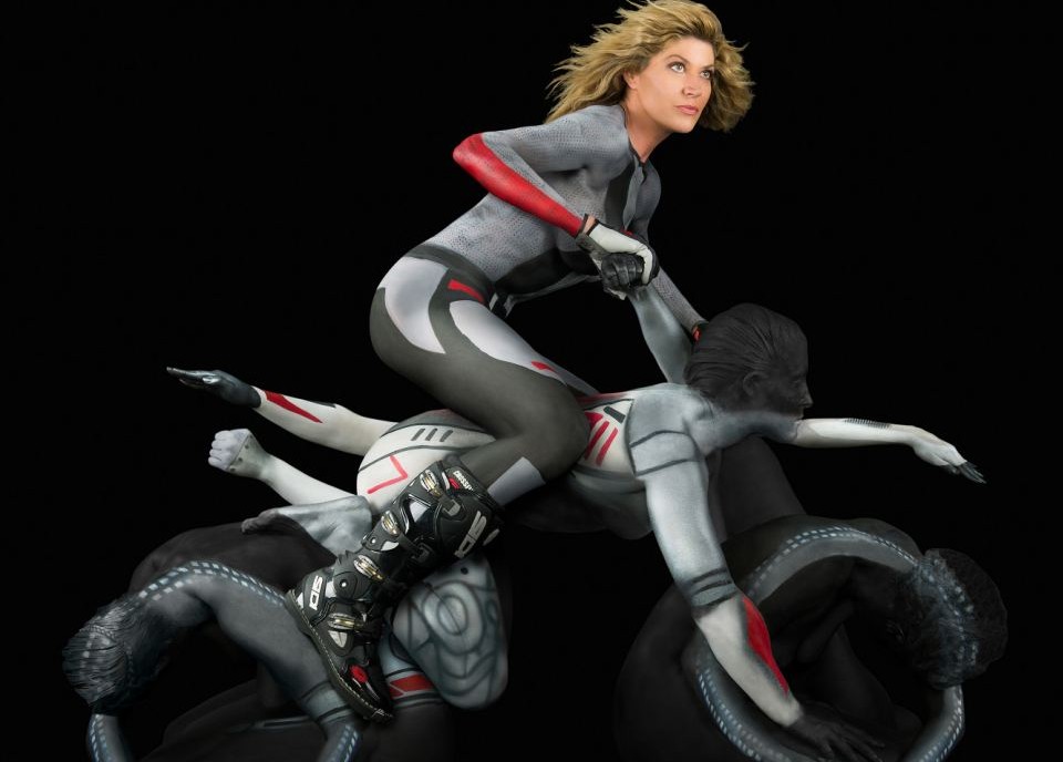 流淌的線條流動的色彩 美女模特用身體拼裝“人肉摩托車”