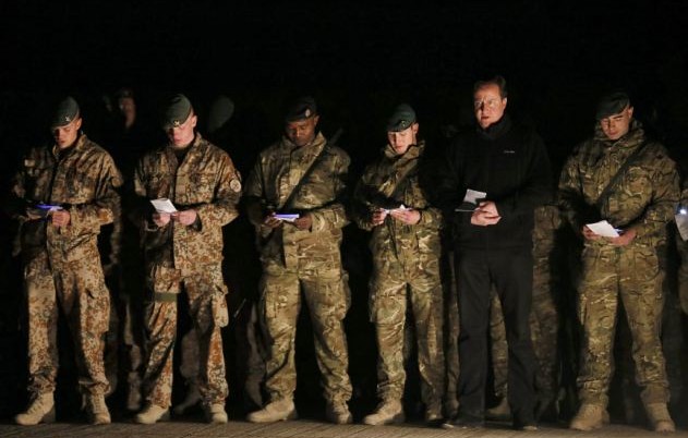 火雞、美食、桌球賽 卡梅倫突訪英駐阿基地與士兵共迎圣誕節