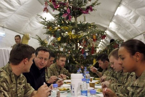 火雞、美食、桌球賽 卡梅倫突訪英駐阿基地與士兵共迎圣誕節