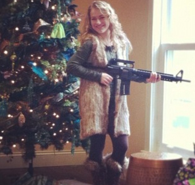 AR-15步槍在美熱銷 網(wǎng)民掀起持槍擺拍風