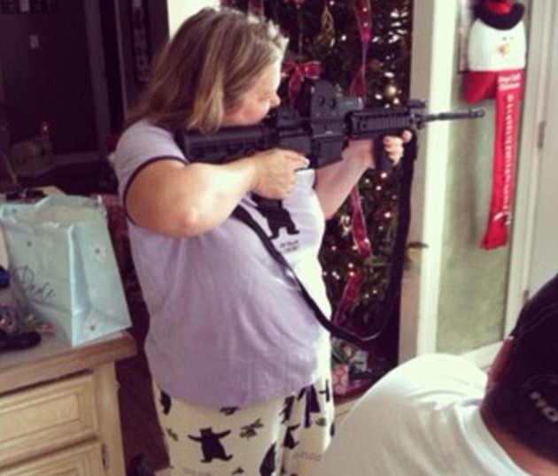 AR-15步槍在美熱銷 網(wǎng)民掀起持槍擺拍風
