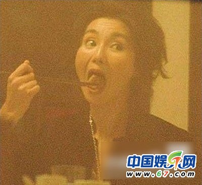朱茵當(dāng)眾摳腳范冰冰挖鼻孔 盤點(diǎn)中外明星不雅抓拍