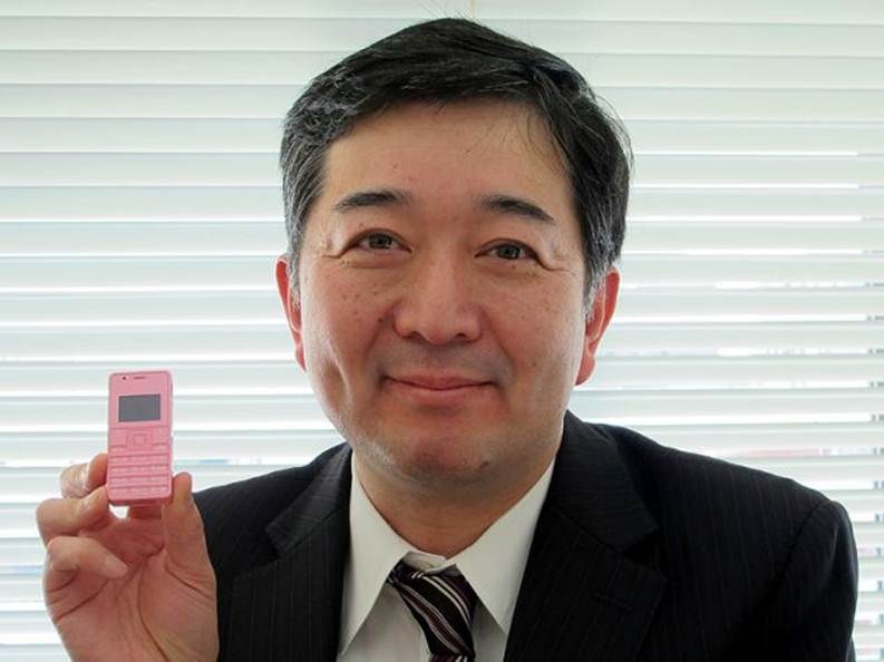 日本發布全球最小手機 僅重32克酷似玩具