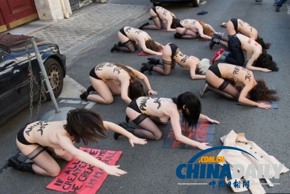 女權(quán)組織在突尼斯駐法國(guó)使館前半裸抗議 要求放同伴