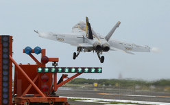 駐日美國海軍在硫磺島進行美航母艦載機訓練