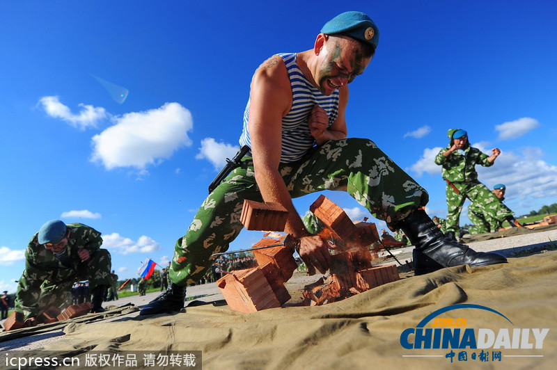 俄羅斯傘兵秀十八般武藝 慶祝空軍成立101周年（高清組圖）