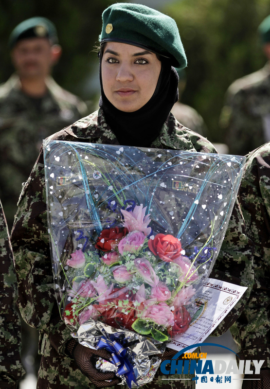 阿富汗國民軍士兵畢業典禮 女兵英姿颯爽（圖）