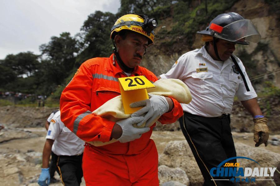 危地馬拉客車從懸崖墜入深谷 至少45人死亡