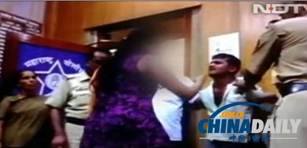 印度女護士火車上險被強奸 警察局內狠摑嫌犯（圖）