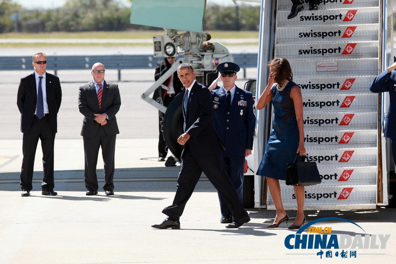 奧巴馬攜夫人乘專機參加聯合國大會 米歇爾揉眼睛顯疲勞