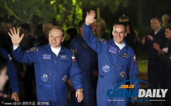 聯(lián)盟號宇宙飛船發(fā)射在即 遠(yuǎn)征37宇航員“笑對挑戰(zhàn)”