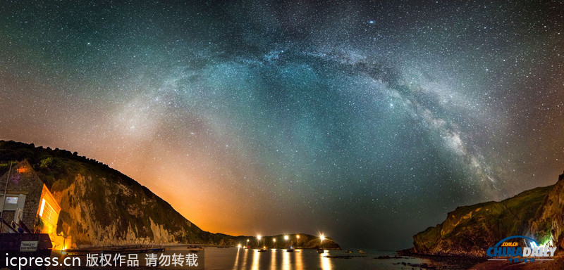 組圖：銀河懸掛英國侏羅紀海岸線上空 亦幻亦仙