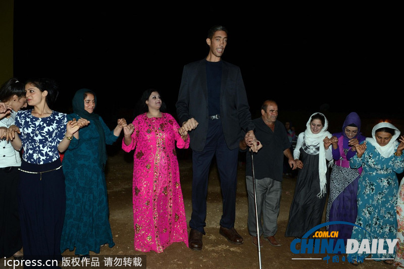 世界最高男子將結婚 新娘仿佛小矮人（圖）