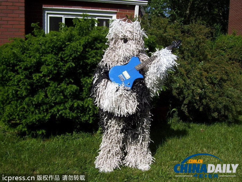美國(guó)男子自認(rèn)為狗 愛(ài)穿狗服上街閑逛