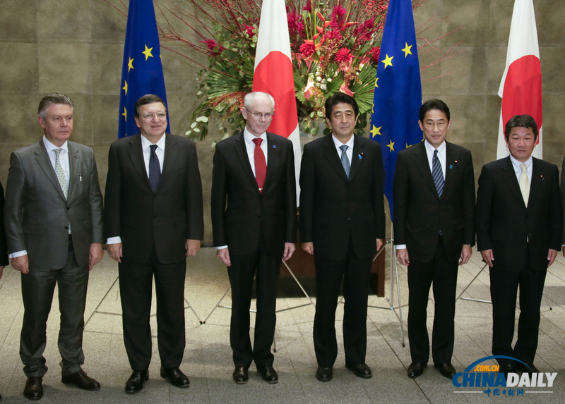 安倍于首相官邸會見歐盟首腦 發布會上喜笑顏看