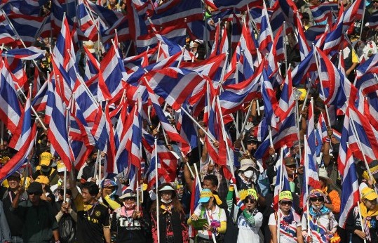 泰國反政府示威游行愈演愈烈 英拉表態拒絕辭職
