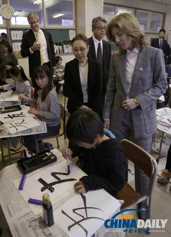 美新任駐日大使訪問(wèn)日本海嘯災(zāi)區(qū) 展示書(shū)法“友”字