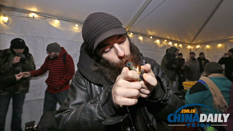 美國民眾舉重吞云吐霧 紀念大麻合法化一周年