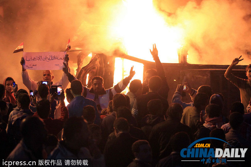 憤怒埃及民眾焚燒小公交車 車主支持穆兄會