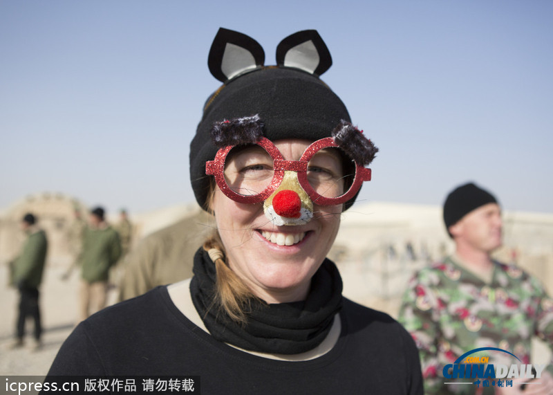 超人、天線寶寶齊上陣：駐阿英軍奇裝賽跑迎新年