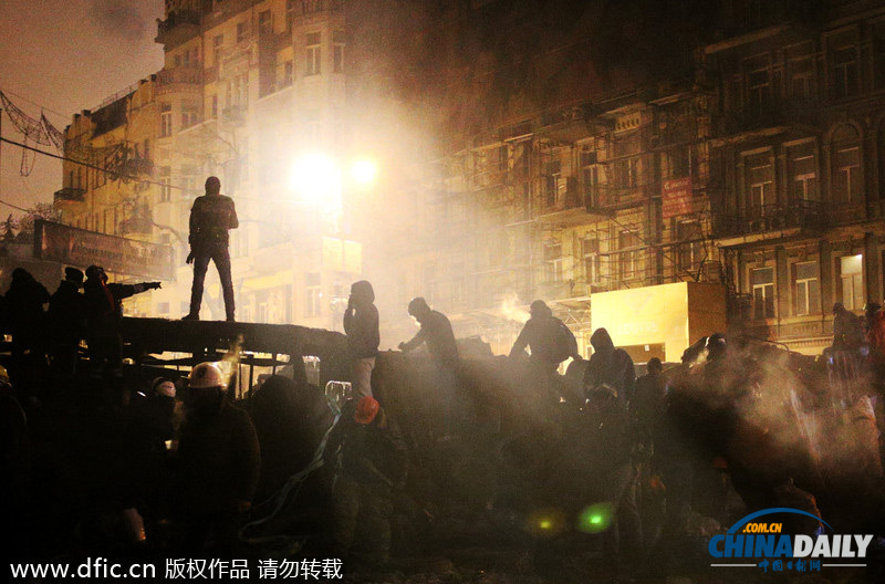 烏克蘭沖突持續(xù)街道如戰(zhàn)場 民眾點蠟燭紀(jì)念被打死者
