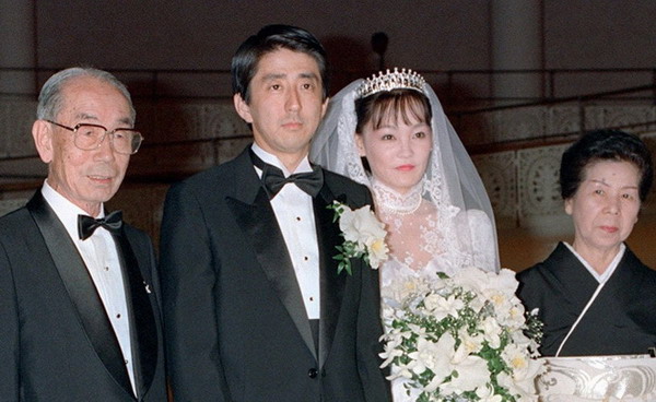 日媒：安倍夫人公開短信秀恩愛 祝老公情人節快樂