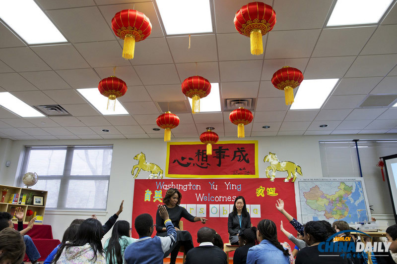 米歇爾參觀育英學(xué)校聽學(xué)生講中國(guó)之行 為訪華做準(zhǔn)備
