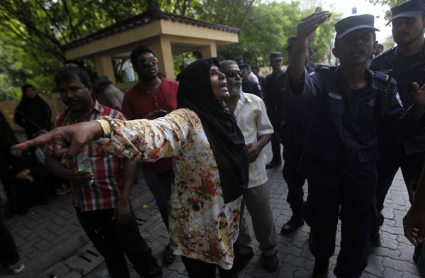 Maldives in chaos as police terminate poll